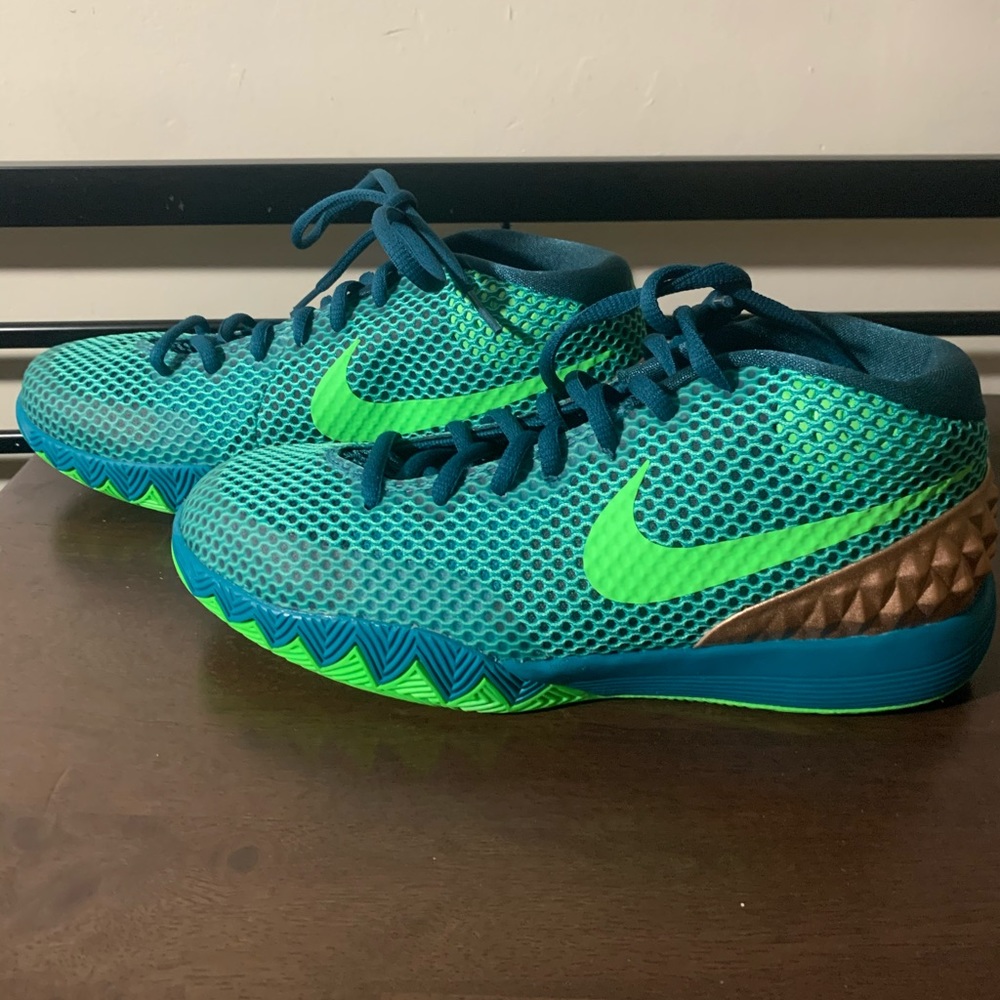 Boys Nike Kyrie 1 Australia size 7y